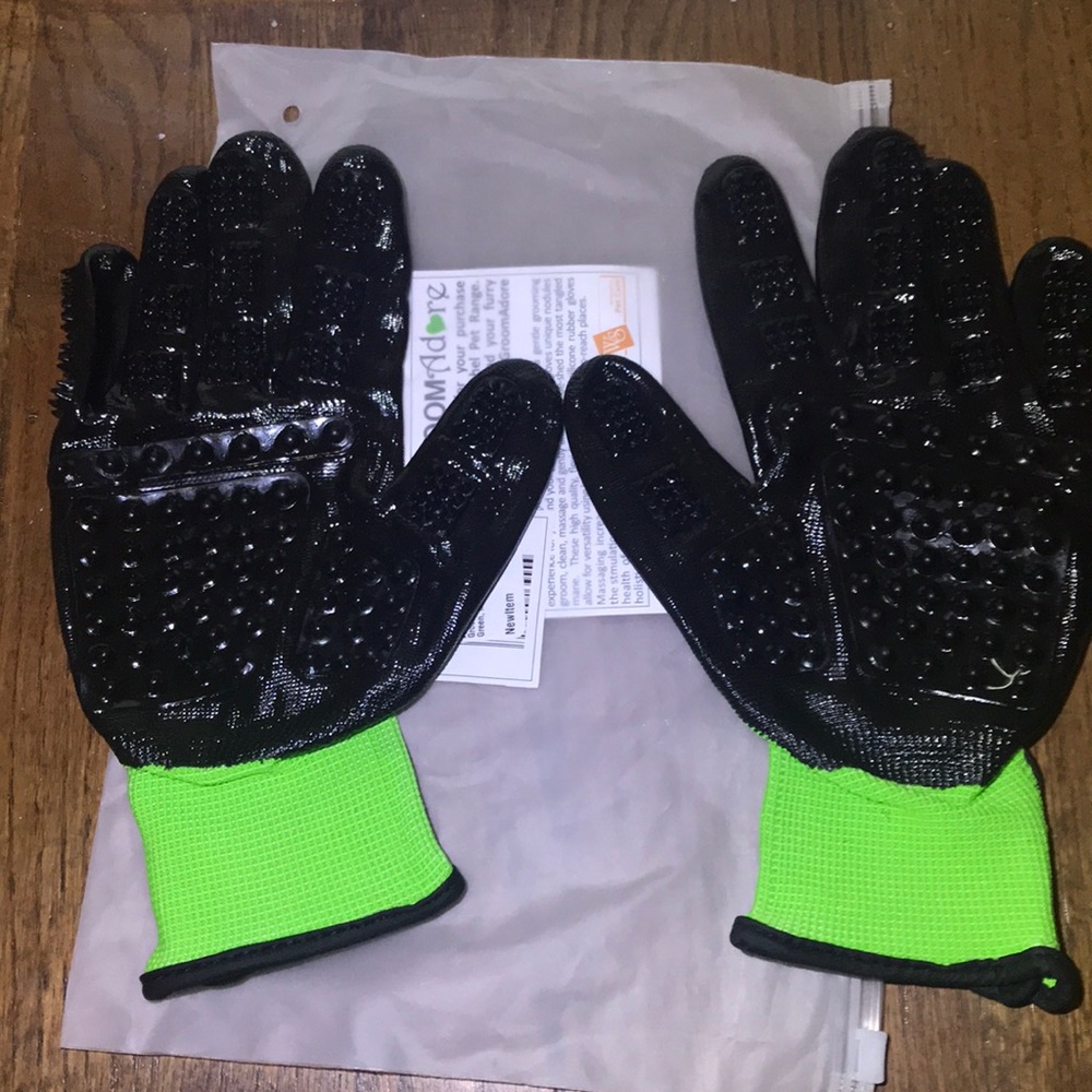 Grooming gloves